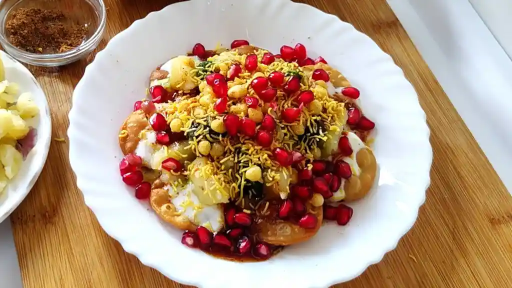 papdi chaat served in a dish